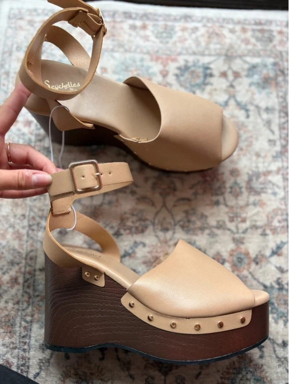 Womens size 9 Seychelles Tan Platform Wedge Heels Sandals w/ Studded Detail